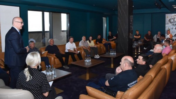 РАКИЋ ПРУЖИО ПОДРШКУ РАСЕЉЕНИМ ПОРОДИЦАМА ИЗ ПОДУЈЕВА: Траже и подршку међународних организација РАКИЋ ПРУЖИО ПОДРШКУ РАСЕЉЕНИМ ПОРОДИЦАМА ИЗ ПОДУЈЕВА: Траже и подршку међународних организација