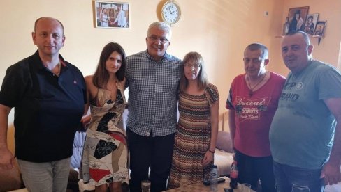 СРБИН ЋЕ ИЗДРЖАТИ: Лидери ДФ посетили породицу Риста Јовановића СРБИН ЋЕ ИЗДРЖАТИ: Лидери ДФ посетили породицу Риста Јовановића