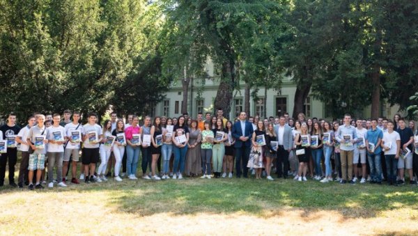 ВУКОВЕ ДИПЛОМЕ ОСНОВЦИМА И СРЕДЊОШКОЛЦИМА: У Зрењанину свечано додељена признања најбољима (ФОТО) ВУКОВЕ ДИПЛОМЕ ОСНОВЦИМА И СРЕДЊОШКОЛЦИМА: У Зрењанину свечано додељена признања најбољима (ФОТО)