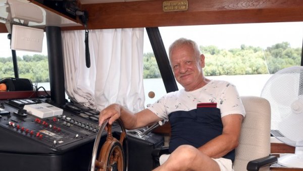 ПЕНЗИЈА ЈЕ САМО ЈЕДНА НОВА ЕНЕРГИЈА: Велимир Дејановић, професор и један од најпознатијих ТВ кувара данас ужива на реци ПЕНЗИЈА ЈЕ САМО ЈЕДНА НОВА ЕНЕРГИЈА: Велимир Дејановић, професор и један од најпознатијих ТВ кувара данас ужива на реци