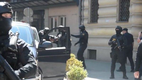 ЕЛЕЗ САСЛУШАВАН КАО СВЕДОК: Сарајево у среду поново било под полицијском опсадом због давања исказа у тужилаштву ЕЛЕЗ САСЛУШАВАН КАО СВЕДОК: Сарајево у среду поново било под полицијском опсадом због давања исказа у тужилаштву