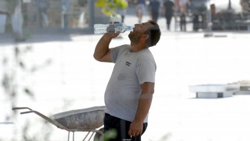 DANAS SE USIJALI TELEFONI HITNE POMOĆI ZBOG VRUĆINA: Lekari apeluju - Ako morate izaći napolje, sa sobom uvek imajte ovo