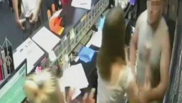 УЖАСАН СНИМАК ИЗ ТЕРЕТАНЕ НА НОВОМ БЕОГРАДУ: Насилник песницама ударао радницу, јер му је рекла да не сме да седи за пултом (ВИДЕО) УЖАСАН СНИМАК ИЗ ТЕРЕТАНЕ НА НОВОМ БЕОГРАДУ: Насилник песницама ударао радницу, јер му је рекла да не сме да седи за пултом (ВИДЕО)