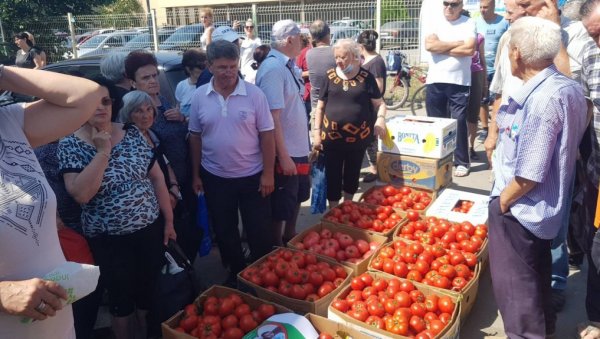 ДЕЛЕ ПАРАДАЈЗ ЗА ЏАБЕ: Лесковачки произвођачи протестују и грађанима поклањају поврће (ФОТО) ДЕЛЕ ПАРАДАЈЗ ЗА ЏАБЕ: Лесковачки произвођачи протестују и грађанима поклањају поврће (ФОТО)