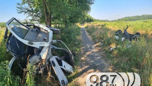 PRVE SLIKE TEŠKE SAOBRAĆAJNE NESREĆE KOD APATINA: Auto se zakucao u drvo, vozilo potpuno smrskano - Mladić preminuo, devojka teško povređena PRVE SLIKE TEŠKE SAOBRAĆAJNE NESREĆE KOD APATINA: Auto se zakucao u drvo, vozilo potpuno smrskano - Mladić preminuo, devojka teško povređena