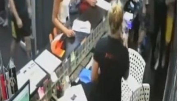 ПЕВАЧ СПАСИО РАДНИЦУ ТЕРЕТАНЕ ОД НАСИЛНИКА: Фолкер пришао силеџији и одвојио га од девојке (ВИДЕО) ПЕВАЧ СПАСИО РАДНИЦУ ТЕРЕТАНЕ ОД НАСИЛНИКА: Фолкер пришао силеџији и одвојио га од девојке (ВИДЕО)