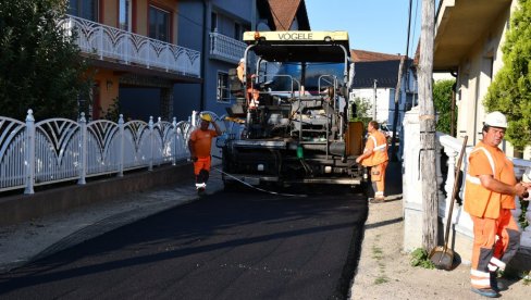 ОБНОВЉЕНА ГЛАВНА УЛИЦА: У Уровици код Неготина почела сезона крпљења и пресвлачења локалних путева ОБНОВЉЕНА ГЛАВНА УЛИЦА: У Уровици код Неготина почела сезона крпљења и пресвлачења локалних путева