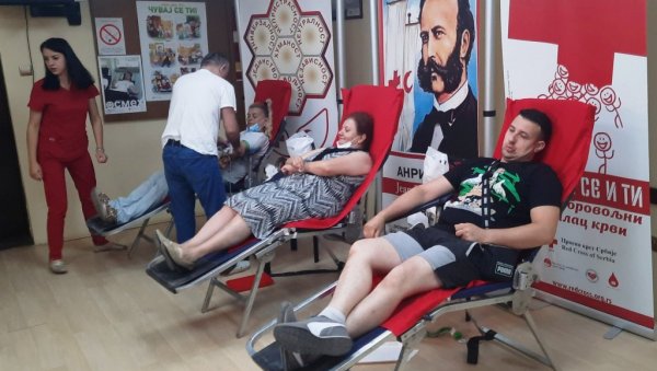 БРАВО ЗА ДАВАОЦЕ КРВИ ИЗ ПАРАЋИНА: Први пут у епидемији ковида прикупљено више од 30 јединица крви БРАВО ЗА ДАВАОЦЕ КРВИ ИЗ ПАРАЋИНА: Први пут у епидемији ковида прикупљено више од 30 јединица крви