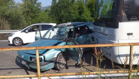 МУЖ ПОГИНУО, СУПРУГА ПОВРЕЂЕНА: Саобраћајна несрећа код Вирпазара - аутобус током претицања ударио у аутомобил (ФОТО) МУЖ ПОГИНУО, СУПРУГА ПОВРЕЂЕНА: Саобраћајна несрећа код Вирпазара - аутобус током претицања ударио у аутомобил (ФОТО)