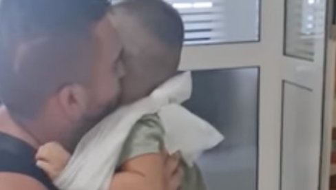 LETOVANJE U HRVATSKOJ SE PRETVORILO U HOROR: Motor naleteo na trogodišnje dete na pešačkoj stazi! Otac - Sada žele da sve zataškaju (VIDEO) LETOVANJE U HRVATSKOJ SE PRETVORILO U HOROR: Motor naleteo na trogodišnje dete na pešačkoj stazi! Otac - Sada žele da sve zataškaju (VIDEO)