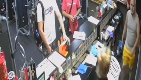 REKAO MI JE DA ĆE ME UBITI, DA ĆU PROŠETATI SANDALE PO DNU DUNAVA... Potresna ispovest radnice koju je u teretani pretukao bilder (VIDEO) REKAO MI JE DA ĆE ME UBITI, DA ĆU PROŠETATI SANDALE PO DNU DUNAVA... Potresna ispovest radnice koju je u teretani pretukao bilder (VIDEO)