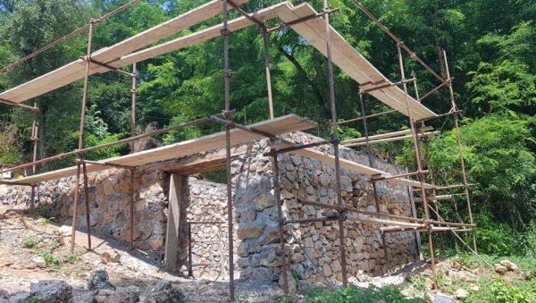 ОБНАВЉАЈУ ДОМ ОКА СОКОЛОВОГ: У Калетинцу код Гаџиног Хана ниче кућа Драгутина Матића, чувеног извиђача ОБНАВЉАЈУ ДОМ ОКА СОКОЛОВОГ: У Калетинцу код Гаџиног Хана ниче кућа Драгутина Матића, чувеног извиђача