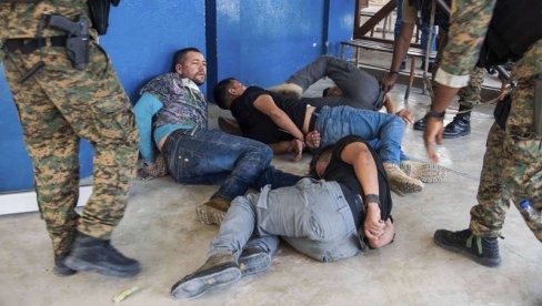 KOMANDOSI STIGLI NA HAITI DA PRAVE HAOS: Policija privela Amerikance i Kolumbijce, traje lov za odbeglim plaćenicima (VIDEO) KOMANDOSI STIGLI NA HAITI DA PRAVE HAOS: Policija privela Amerikance i Kolumbijce, traje lov za odbeglim plaćenicima (VIDEO)