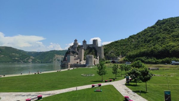 ЈУЛСКИ КУЛТУРНИ ПРОГРАМ: Концерти у Голубачком граду ЈУЛСКИ КУЛТУРНИ ПРОГРАМ: Концерти у Голубачком граду