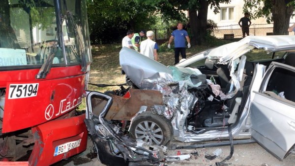 ПОВРЕЂЕНИ ВОЗАЧ АУТОБУСА И ТРОЈЕ ПУТНИКА: Огласио се МУП о тешкој саобраћајној несрећи у којој су живот изгубиле три особе ПОВРЕЂЕНИ ВОЗАЧ АУТОБУСА И ТРОЈЕ ПУТНИКА: Огласио се МУП о тешкој саобраћајној несрећи у којој су живот изгубиле три особе