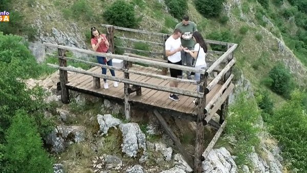 НЕСТВАРНА СЦЕНА ИЗНАД УВАЧКОГ ЈЕЗЕРА: Драгана је гледала у дрон, а онда је одједном пао прстен (ВИДЕО) НЕСТВАРНА СЦЕНА ИЗНАД УВАЧКОГ ЈЕЗЕРА: Драгана је гледала у дрон, а онда је одједном пао прстен (ВИДЕО)