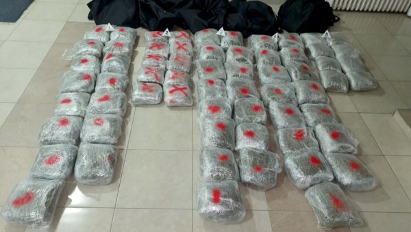 ЦРНОГОРЦИ ПАЛИ СА 67.5 КИЛОГРАМА МАРИХУАНЕ: Полиција их пресрела у новопазарском насељу и ухапсила ЦРНОГОРЦИ ПАЛИ СА 67.5 КИЛОГРАМА МАРИХУАНЕ: Полиција их пресрела у новопазарском насељу и ухапсила