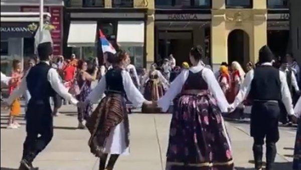 УЖИЧКО КОЛО У ЦЕНТРУ ЗАГРЕБА: На Тргу бана Јелачића вијори се српска застава! (ВИДЕО) УЖИЧКО КОЛО У ЦЕНТРУ ЗАГРЕБА: На Тргу бана Јелачића вијори се српска застава! (ВИДЕО)