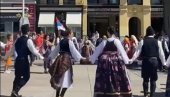 УЖИЧКО КОЛО У ЦЕНТРУ ЗАГРЕБА: На Тргу бана Јелачића вијори се српска застава! (ВИДЕО) УЖИЧКО КОЛО У ЦЕНТРУ ЗАГРЕБА: На Тргу бана Јелачића вијори се српска застава! (ВИДЕО)