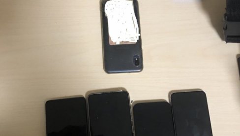OPTUŽEN KOMANDIR ŠTO JE U PRITVOR UNEO TELEFONE: Otkrio ga šef pregledajući čarape OPTUŽEN KOMANDIR ŠTO JE U PRITVOR UNEO TELEFONE: Otkrio ga šef pregledajući čarape