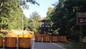 КФОР ПОСТАВИО БАРИКАДЕ ОКО ДЕЧАНА: Ево зашто су предузели тај корак, Албанци побеснели КФОР ПОСТАВИО БАРИКАДЕ ОКО ДЕЧАНА: Ево зашто су предузели тај корак, Албанци побеснели
