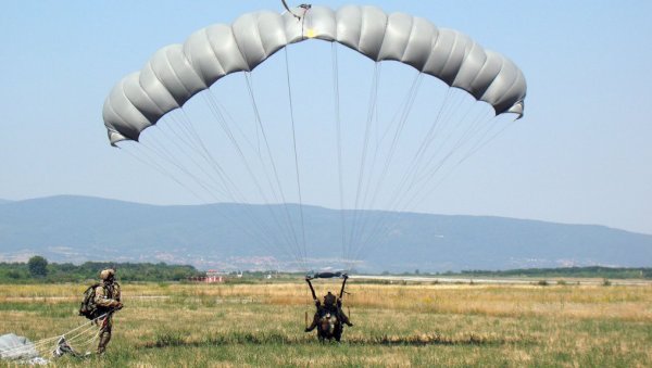 СОКО 21“ ВЕЛИКА МЕЂУНАРОДНА ТАКТИЧКА ВЕЖБА: Падобранци из Србије, Грчке и са Кипра приказују способности и вештине СОКО 21“ ВЕЛИКА МЕЂУНАРОДНА ТАКТИЧКА ВЕЖБА: Падобранци из Србије, Грчке и са Кипра приказују способности и вештине