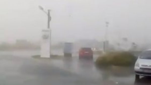 ЈАКО НЕВРЕМЕ ЗАХВАТИЛО ШАБАЦ: Ветар обарао стабла, киша скоро зауставила саобраћај (ВИДЕО) ЈАКО НЕВРЕМЕ ЗАХВАТИЛО ШАБАЦ: Ветар обарао стабла, киша скоро зауставила саобраћај (ВИДЕО)