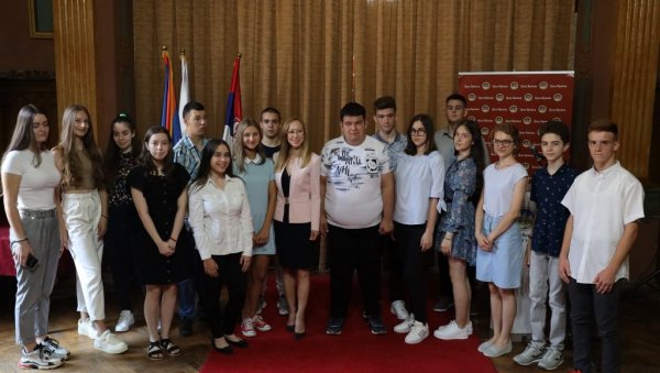 ПО 30.000 ДИНАРА ЗА НАЈБОЉЕ: Вршац наградио ђаке генерације ПО 30.000 ДИНАРА ЗА НАЈБОЉЕ: Вршац наградио ђаке генерације