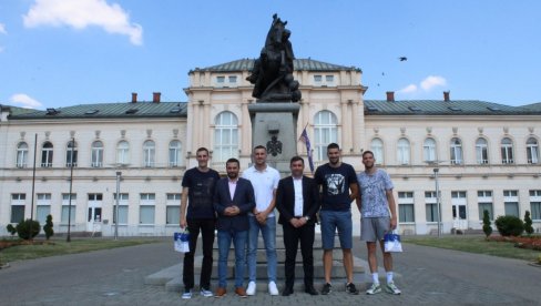 SREĆNO U MADRIDU: Košarkaši iz Bijeljine pre puta u Španiju posetili gradonačelnika SREĆNO U MADRIDU: Košarkaši iz Bijeljine pre puta u Španiju posetili gradonačelnika
