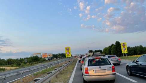 VAŽNO OBAVEŠTENJE ZA ONE KOJI DANAS KREĆU NA PUT: Očekuje se pojačan saobraćaj u popodnevnim satima, budite na oprezu zbog jedne stvari VAŽNO OBAVEŠTENJE ZA ONE KOJI DANAS KREĆU NA PUT: Očekuje se pojačan saobraćaj u popodnevnim satima, budite na oprezu zbog jedne stvari