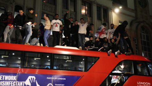 ENGLEZI SPREMILI RAŽANJ Uveliko se prave planovi kako će se proslaviti prvi pehar posle 55 godina ENGLEZI SPREMILI RAŽANJ Uveliko se prave planovi kako će se proslaviti prvi pehar posle 55 godina