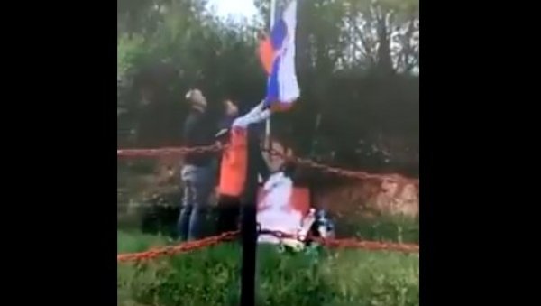 ПОЛИЦИЈА РЕАГОВАЛА НА АЛБАНСКУ ПРОВОКАЦИЈУ: Мусљиу позван на саслушање због скандала са српском заставом на на гробу терориста (ВИДЕО) ПОЛИЦИЈА РЕАГОВАЛА НА АЛБАНСКУ ПРОВОКАЦИЈУ: Мусљиу позван на саслушање због скандала са српском заставом на на гробу терориста (ВИДЕО)
