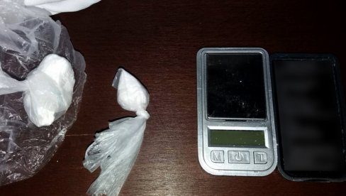 HAPŠENJE U SOKOBANJI: Policija pretresla stan Nišlije - tamo pronašla kokain i marihuanu HAPŠENJE U SOKOBANJI: Policija pretresla stan Nišlije - tamo pronašla kokain i marihuanu