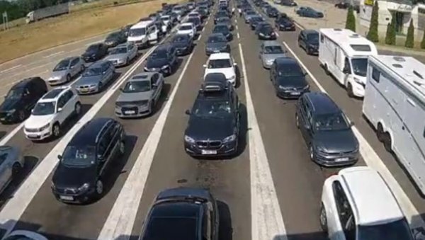 КАКВО ЈЕ СТАЊЕ НА ГРАНИЧНИМ ПРЕЛАЗИМА: На Хоргошу отворено свих 6 трака - ево колико се чека на улазу у Србију (ВИДЕО) КАКВО ЈЕ СТАЊЕ НА ГРАНИЧНИМ ПРЕЛАЗИМА: На Хоргошу отворено свих 6 трака - ево колико се чека на улазу у Србију (ВИДЕО)