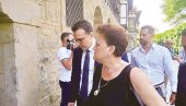 НЕМА ПРЕДАЈЕ: Петар Петковић са тимом адвоката спречио исељавање Драгице Гашић из стана НЕМА ПРЕДАЈЕ: Петар Петковић са тимом адвоката спречио исељавање Драгице Гашић из стана