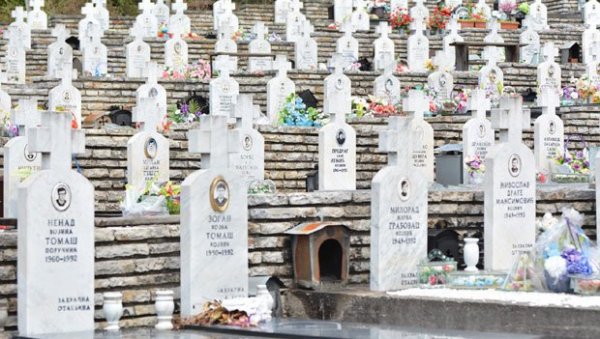 ПРЕЗИМЕ ИМ У ТРЕНУ УГАСИЛИ ОРИЋЕВИ КРВНИЦИ: Исповести породица српских жртава из сребреничког краја и Подриња, убијено више од 3.000 људи ПРЕЗИМЕ ИМ У ТРЕНУ УГАСИЛИ ОРИЋЕВИ КРВНИЦИ: Исповести породица српских жртава из сребреничког краја и Подриња, убијено више од 3.000 људи