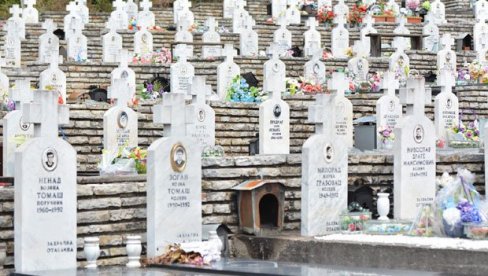 ПРЕЗИМЕ ИМ У ТРЕНУ УГАСИЛИ ОРИЋЕВИ КРВНИЦИ: Исповести породица српских жртава из сребреничког краја и Подриња, убијено више од 3.000 људи ПРЕЗИМЕ ИМ У ТРЕНУ УГАСИЛИ ОРИЋЕВИ КРВНИЦИ: Исповести породица српских жртава из сребреничког краја и Подриња, убијено више од 3.000 људи