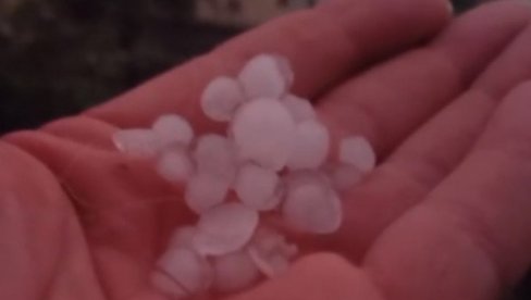 GRAD VELIČINE LEŠNIKA TUKAO POŽEGU: Strelci su na položajima i protivgradnim raketama brane područje (FOTO) GRAD VELIČINE LEŠNIKA TUKAO POŽEGU: Strelci su na položajima i protivgradnim raketama brane područje (FOTO)