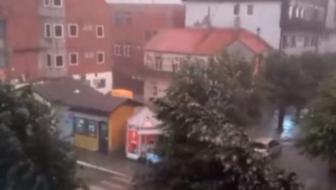 JAKO NEVREME TUTNJI ŠIROM SRBIJE: Kod Požege pojava nalik na tornado, u Arilju ulicama teku potoci (VIDEO) JAKO NEVREME TUTNJI ŠIROM SRBIJE: Kod Požege pojava nalik na tornado, u Arilju ulicama teku potoci (VIDEO)