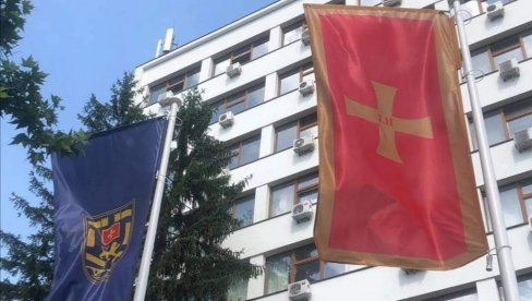 PRVI PUT OD KRAJA DRUGOG SVETSKOG RATA: Kopija zastave sa Vučjeg dola na zgradi opštine u Nikšiću (FOTO) PRVI PUT OD KRAJA DRUGOG SVETSKOG RATA: Kopija zastave sa Vučjeg dola na zgradi opštine u Nikšiću (FOTO)