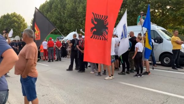 БРУКА У ПОТОЧАРИМА: Ратне заставе на Маршу мира (ФОТО) БРУКА У ПОТОЧАРИМА: Ратне заставе на Маршу мира (ФОТО)