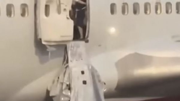 ПУТНИК ИЗАЗВАО ХАОС У АВИОНУ ЗБОГ ВРУЋИНЕ: Сатима седели у загушљивој кабини, из револта повукао ручицу и направио инцидент (ВИДЕО) ПУТНИК ИЗАЗВАО ХАОС У АВИОНУ ЗБОГ ВРУЋИНЕ: Сатима седели у загушљивој кабини, из револта повукао ручицу и направио инцидент (ВИДЕО)