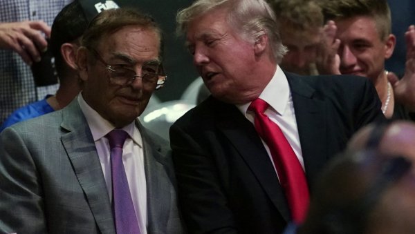 ОВАЦИЈЕ ЗА ТРАМПА: Лидер конзервативне Америке звезда у борби Мекгрегора и Поиријеа (ВИДЕО) ОВАЦИЈЕ ЗА ТРАМПА: Лидер конзервативне Америке звезда у борби Мекгрегора и Поиријеа (ВИДЕО)