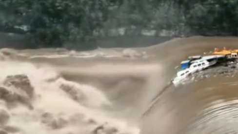 UGROŽENO 120 HILJADA KINEZA: Bujice odnele mostove i brodove u provinciji Sačuan (VIDEO) UGROŽENO 120 HILJADA KINEZA: Bujice odnele mostove i brodove u provinciji Sačuan (VIDEO)