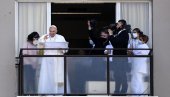 ПАПА ФРАЊА У ЈАВНОСТИ ПРВИ ПУТ НАКОН ОПЕРАЦИЈЕ: Поздравио вернике са балкона болнице (ФОТО) ПАПА ФРАЊА У ЈАВНОСТИ ПРВИ ПУТ НАКОН ОПЕРАЦИЈЕ: Поздравио вернике са балкона болнице (ФОТО)