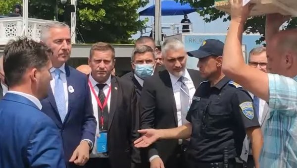 ЧЕДОМИР ЈОВАНОВИЋ СА МИЛОМ У СРЕБРЕНИЦИ: Погледајте шта су радили у Поточарима вође ЛДП и ДПС ЧЕДОМИР ЈОВАНОВИЋ СА МИЛОМ У СРЕБРЕНИЦИ: Погледајте шта су радили у Поточарима вође ЛДП и ДПС