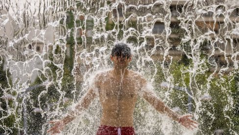 TOPLOTNI TALAS U ŠPANIJI: Rekordne temperature u Madridu i Sevilji - vlasti upozoravaju stanovništvo (FOTO) TOPLOTNI TALAS U ŠPANIJI: Rekordne temperature u Madridu i Sevilji - vlasti upozoravaju stanovništvo (FOTO)