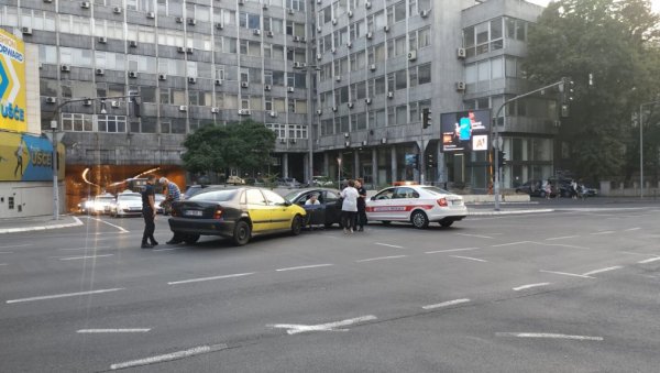 СУДАР У ЦЕНТРУ БЕОГРАДА: Таксиста ударио у аутомобил код Теразијског тунела - увиђај у току СУДАР У ЦЕНТРУ БЕОГРАДА: Таксиста ударио у аутомобил код Теразијског тунела - увиђај у току