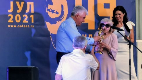 MIRI BANJAC “STATUETA SLOBODE”: Filmski festival u Sopotu počeo sa fijakerima i vatrometom (VIDEO) MIRI BANJAC “STATUETA SLOBODE”: Filmski festival u Sopotu počeo sa fijakerima i vatrometom (VIDEO)