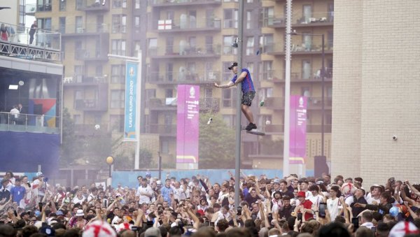 ХУЛИГАНИ ПРОВАЛИЛИ НА ВЕМБЛИ! Заказала редарска служба око Храма фудбала (ВИДЕО) ХУЛИГАНИ ПРОВАЛИЛИ НА ВЕМБЛИ! Заказала редарска служба око Храма фудбала (ВИДЕО)